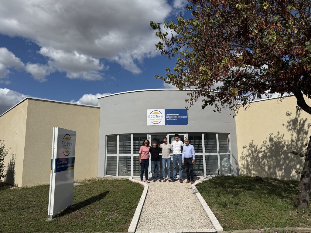 Photo d'équipe devant le nouveau bâtiment